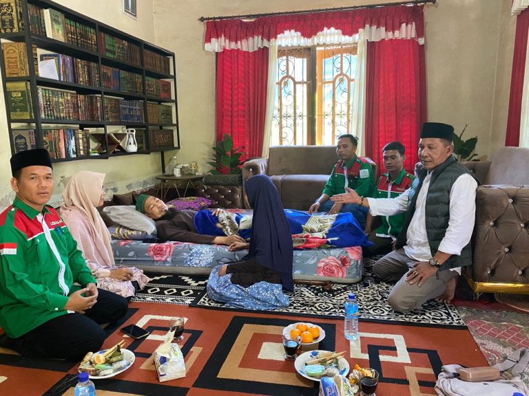 Ketua LEBAH NW Muhammad Ikhwan memberikan keterangan pers mengenai rencana praperadilan atas penetapan tersangka TGH Ahmad Muzakki Rahmatullah.